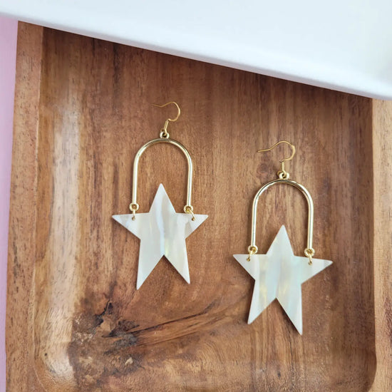 Load image into Gallery viewer, Favor Star Earrings
